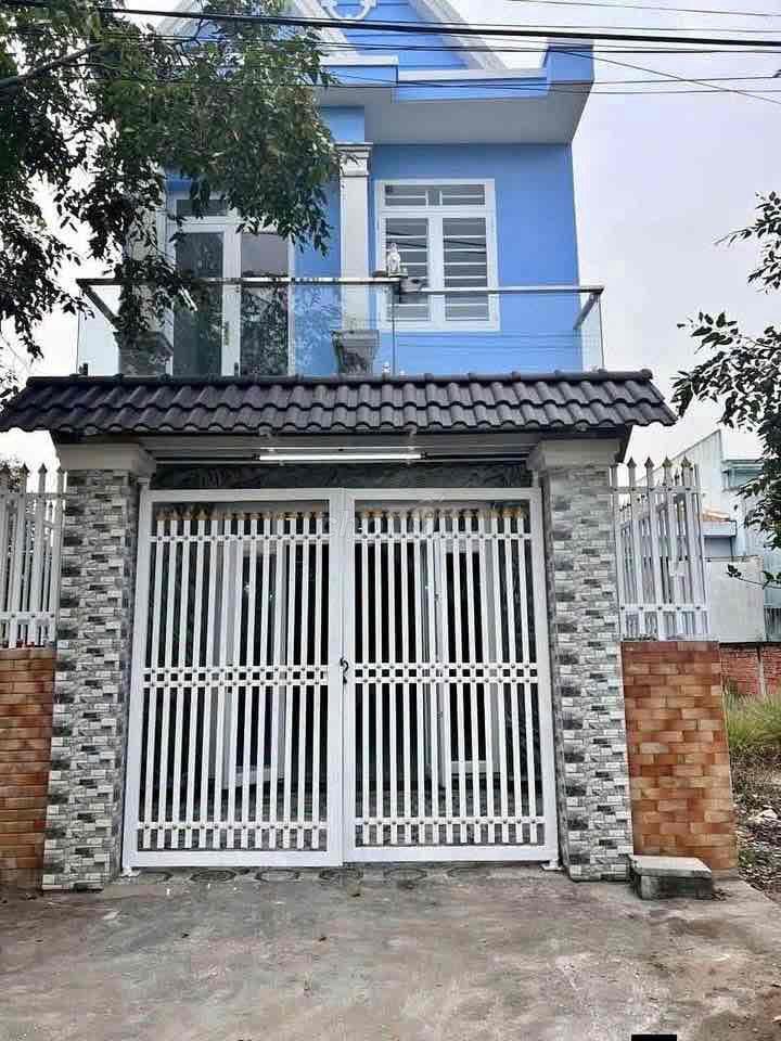 - Kẹt tiền cần bán căn nhà còn mới đường số 24 Tân Thông Hội Củ Chi gi