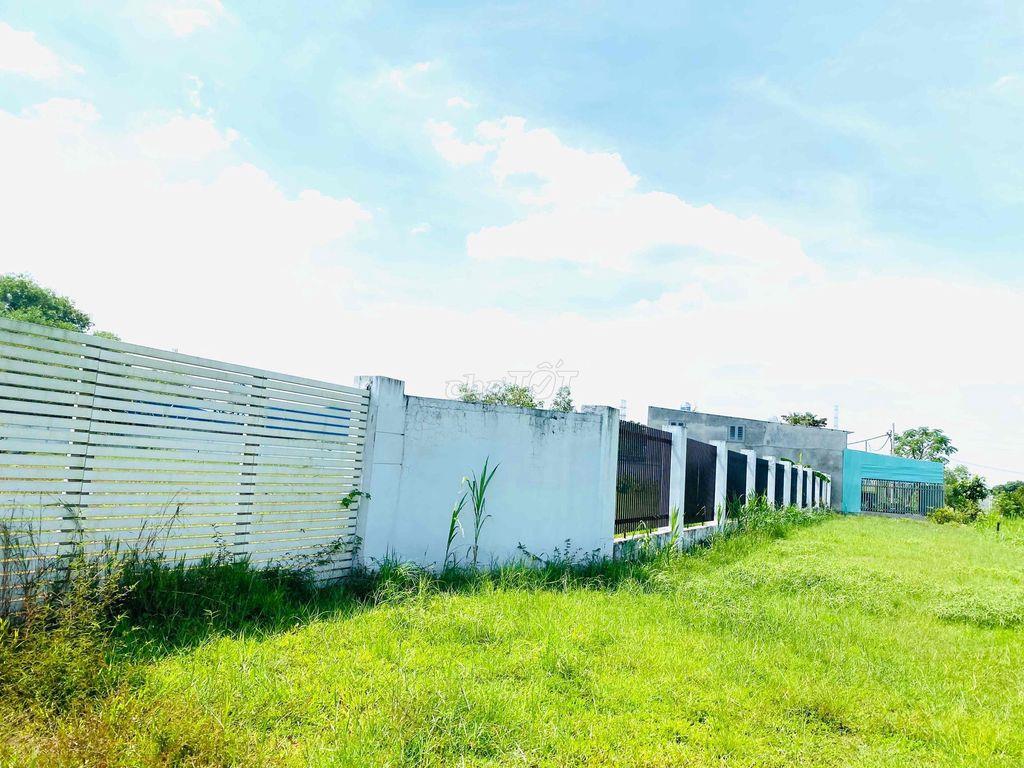 Chính chủ cho thuê 3731 m2, lô góc 2 mặt tiền đường nhựa, nở hậu