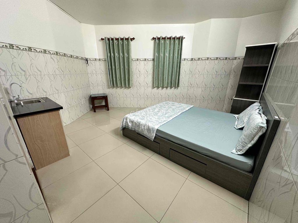 Cho thuê CHDV full nội thất , thang máy , cửa sổ , chỗ oto , kề BHX