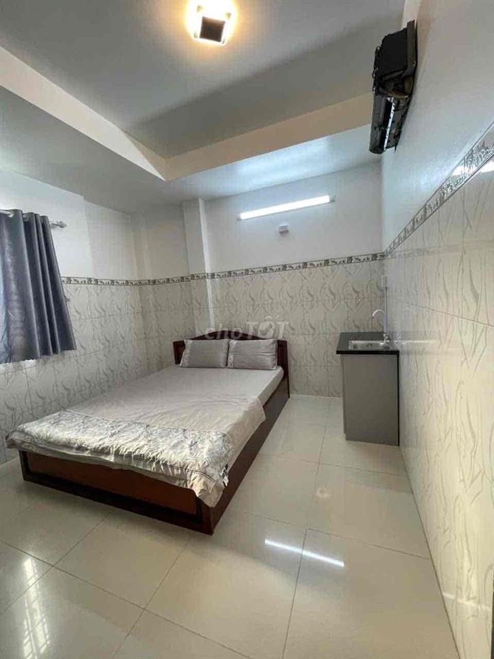 Cho thuê CHDV full nội thất , thang máy , cửa sổ , chỗ oto , kề BHX