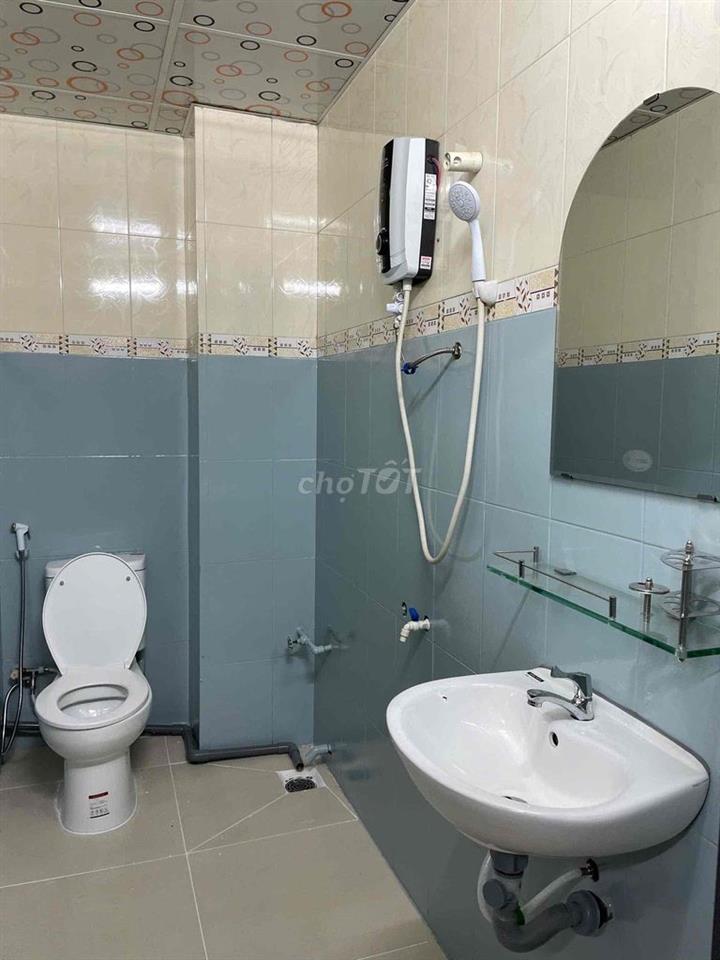 Cho thuê CHDV full nội thất , thang máy , cửa sổ , chỗ oto , kề BHX