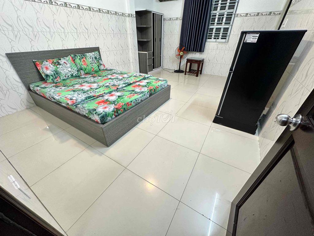 Cho thuê CHDV full nội thất , thang máy , cửa sổ , chỗ oto , kề BHX