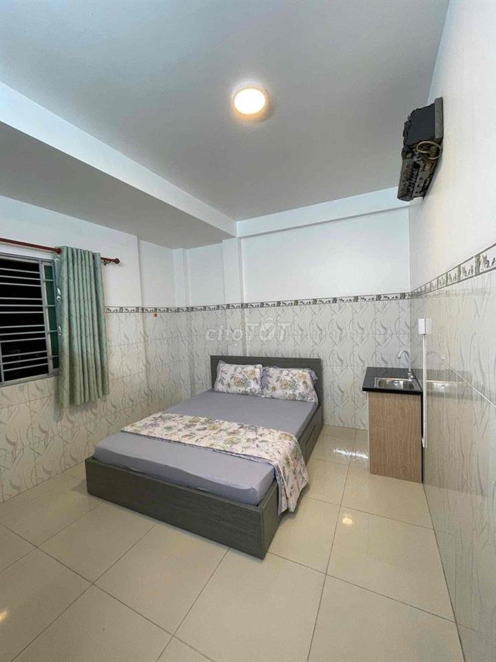 Cho thuê CHDV full nội thất , thang máy , cửa sổ , chỗ oto , kề BHX