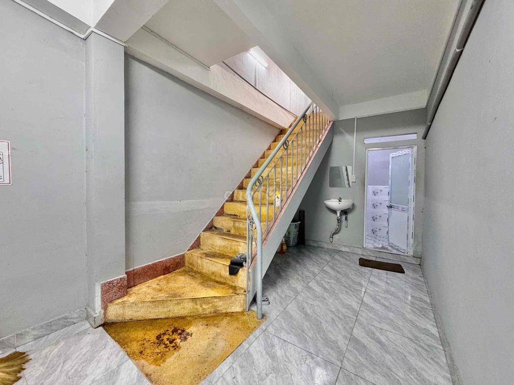 Mặt bằng kinh doanh - văn phòng - ngay ngã tư 4 xã - 200m2