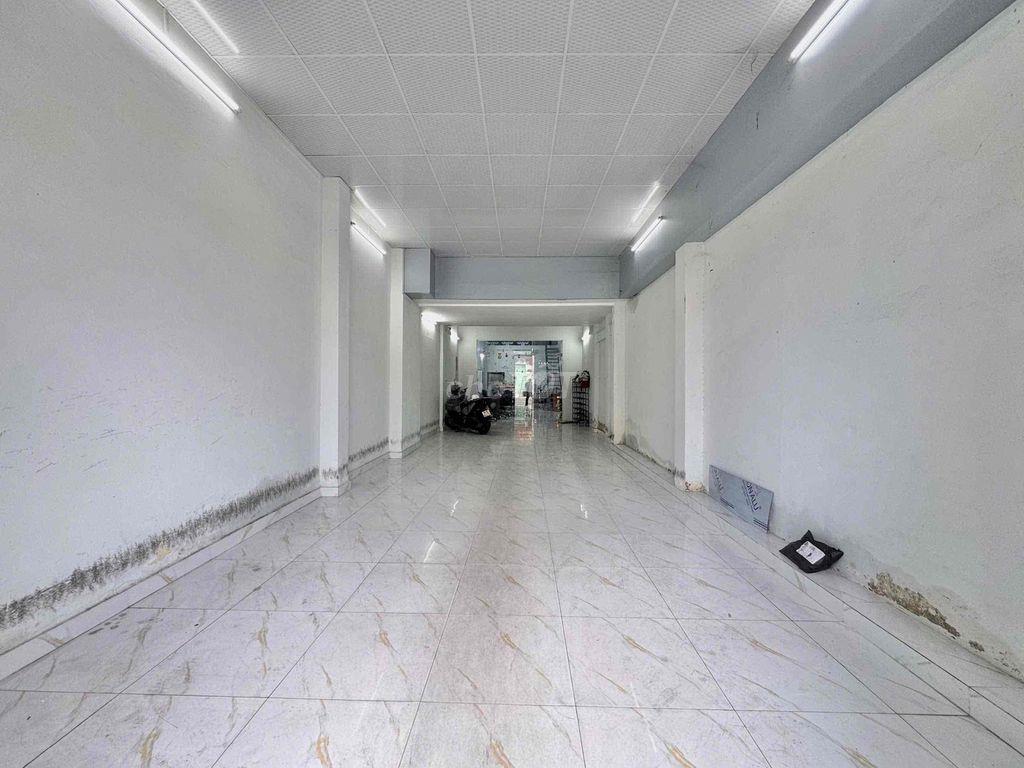 Mặt bằng kinh doanh - văn phòng - ngay ngã tư 4 xã - 200m2