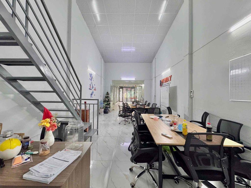 Mặt bằng kinh doanh - văn phòng - ngay ngã tư 4 xã - 200m2