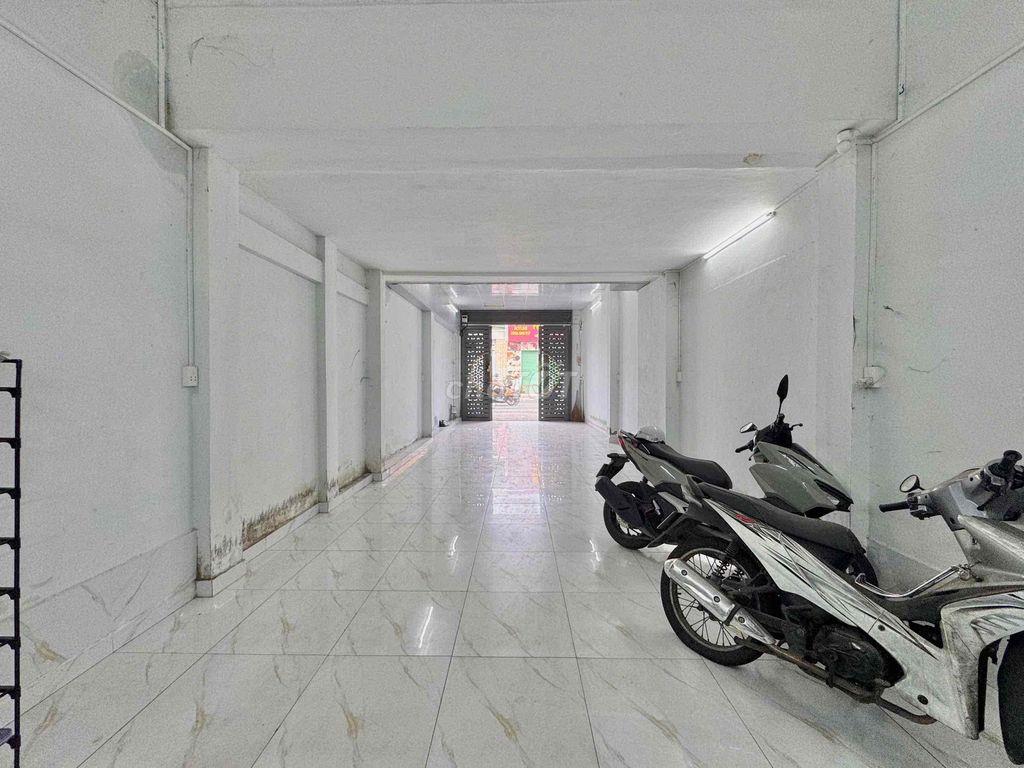 Mặt bằng kinh doanh - văn phòng - ngay ngã tư 4 xã - 200m2
