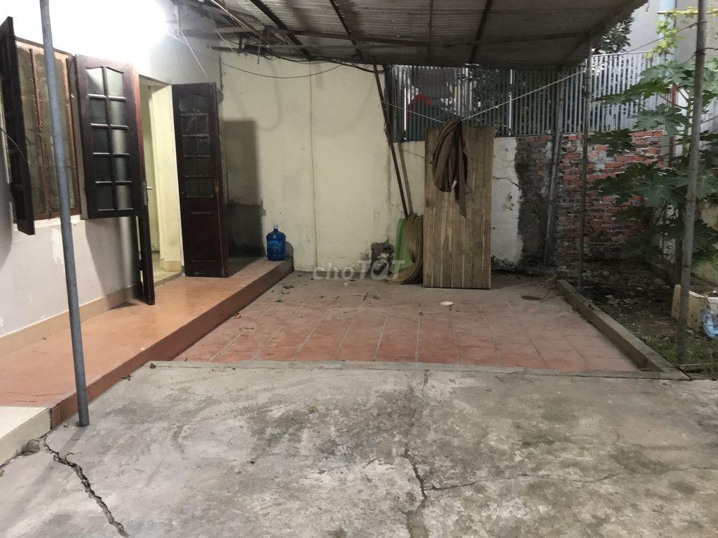 Cho thuê nhà ở 2 phòng, ô tô vào sân