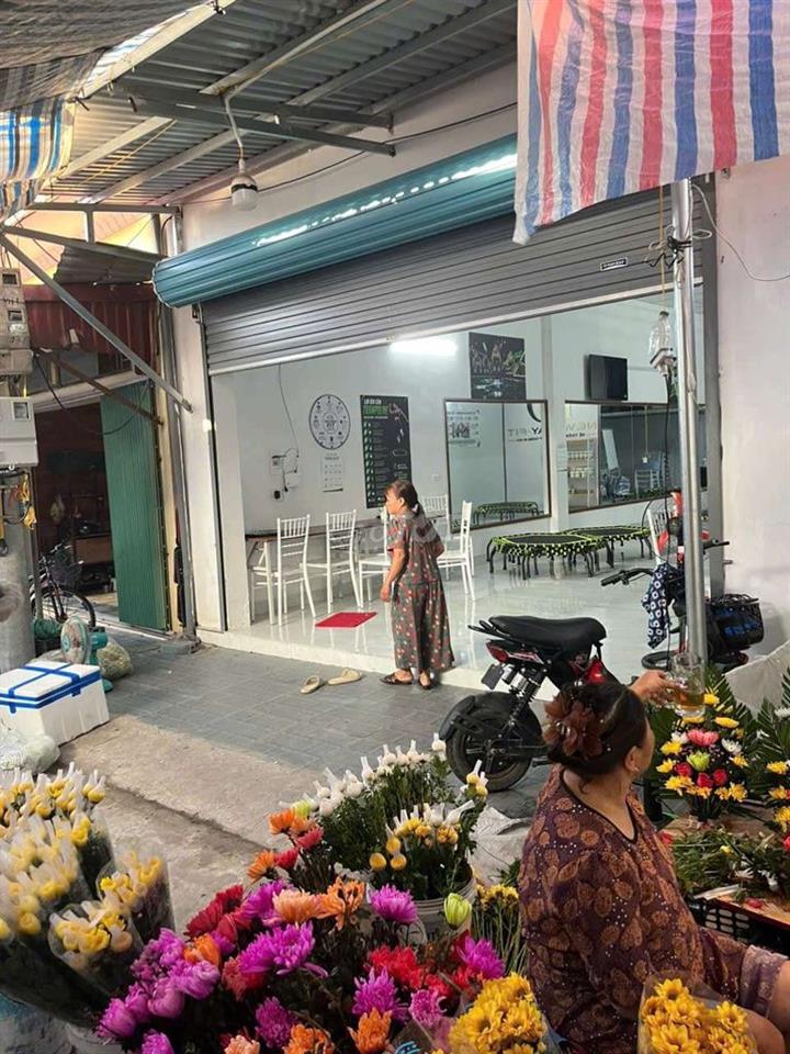 bán nhà giữa chợ vọc