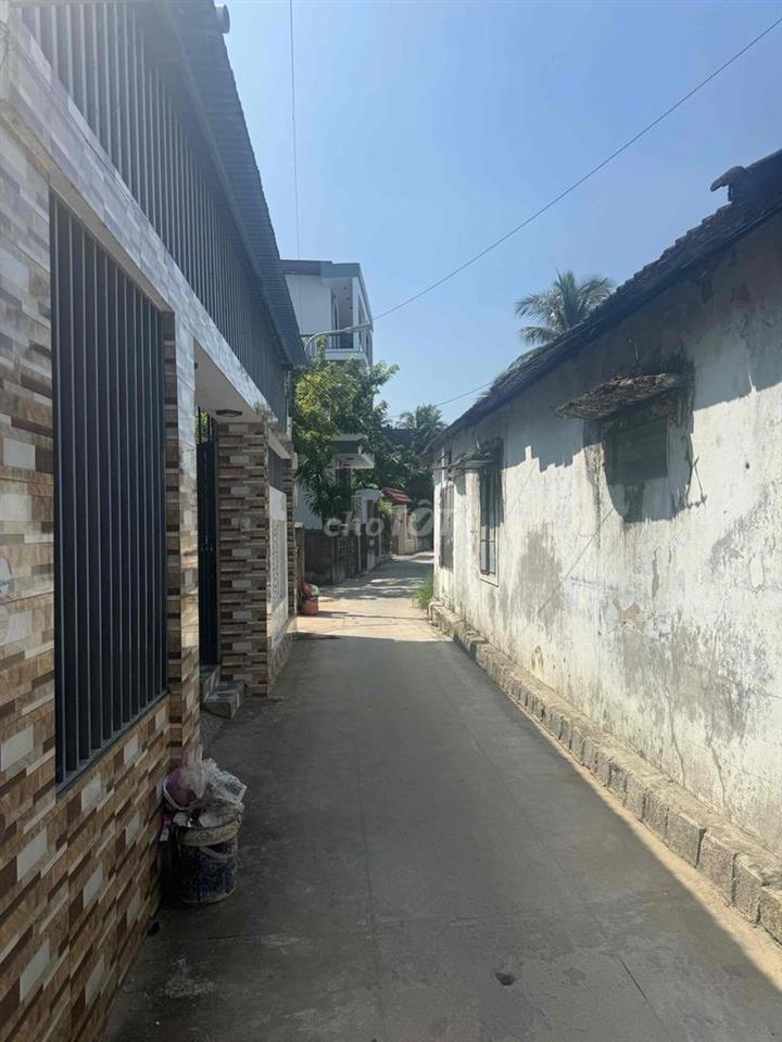 Bán đất tặng nhà cũ nát, gần toà nhà Trung Nam Land
