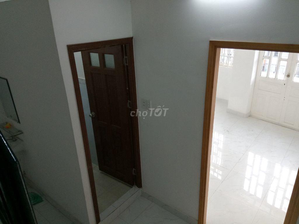 Cho thuê NC nhà MT đg 22, ngay trường CĐ Công Thương, xe tải vi vu