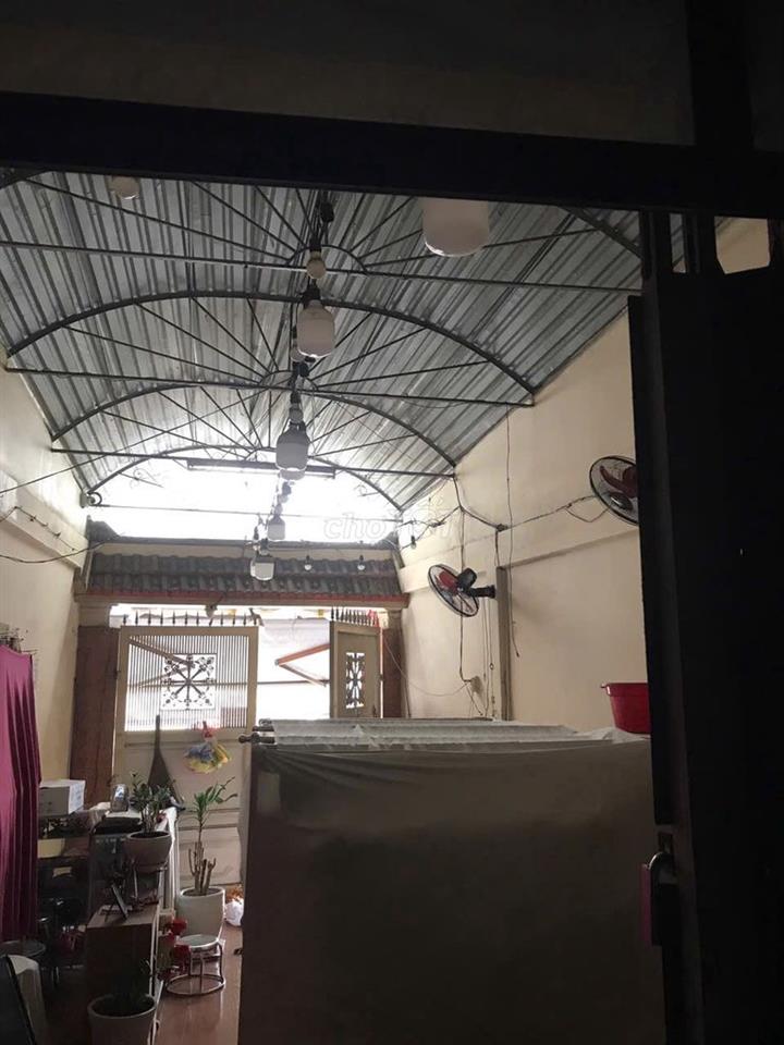 Cho thuê mặt bằng nhà mặt tiền lớn gần ngã tư đông đúc 