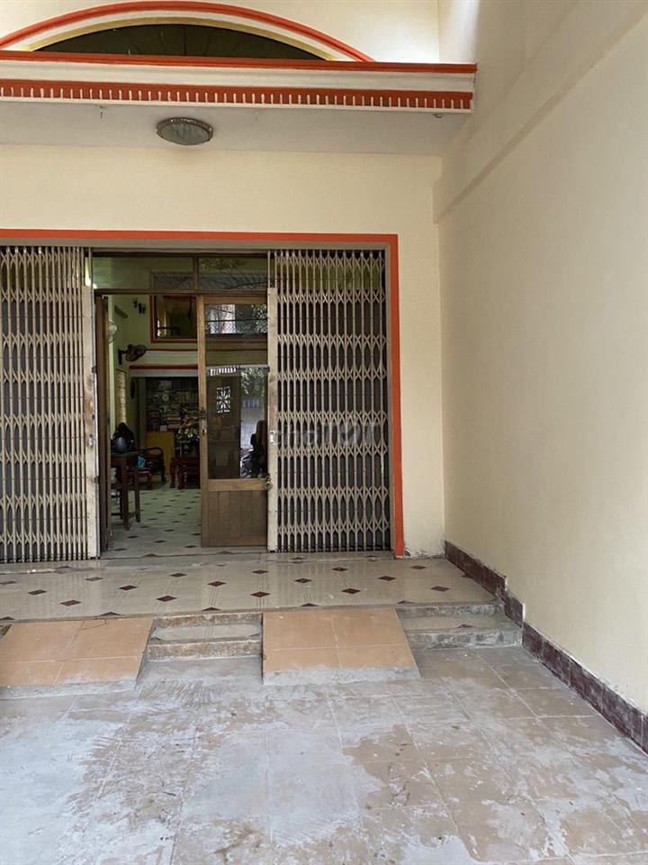 Cho thuê mặt bằng nhà mặt tiền lớn gần ngã tư đông đúc 