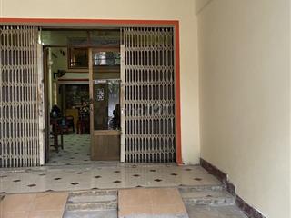 Cho thuê mặt bằng nhà mặt tiền lớn gần ngã tư đông đúc 
