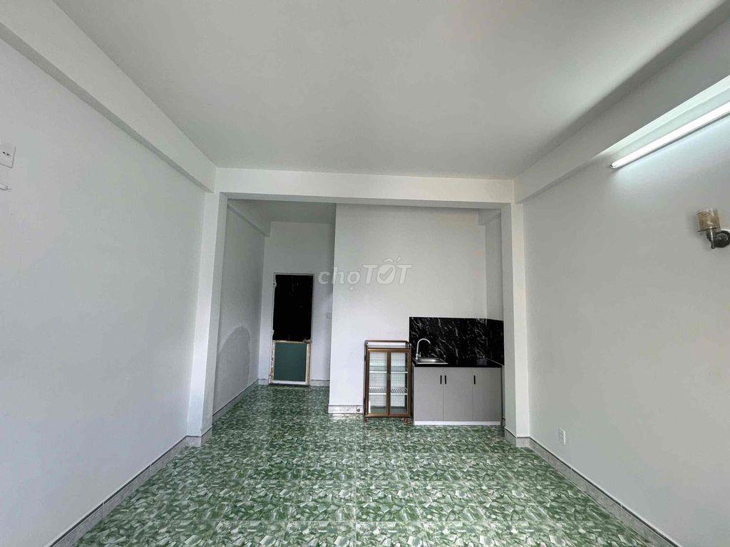 Phòng Rộng 30m2 ở đường 3 người Ngay đường Đỗ Xuân Hợp