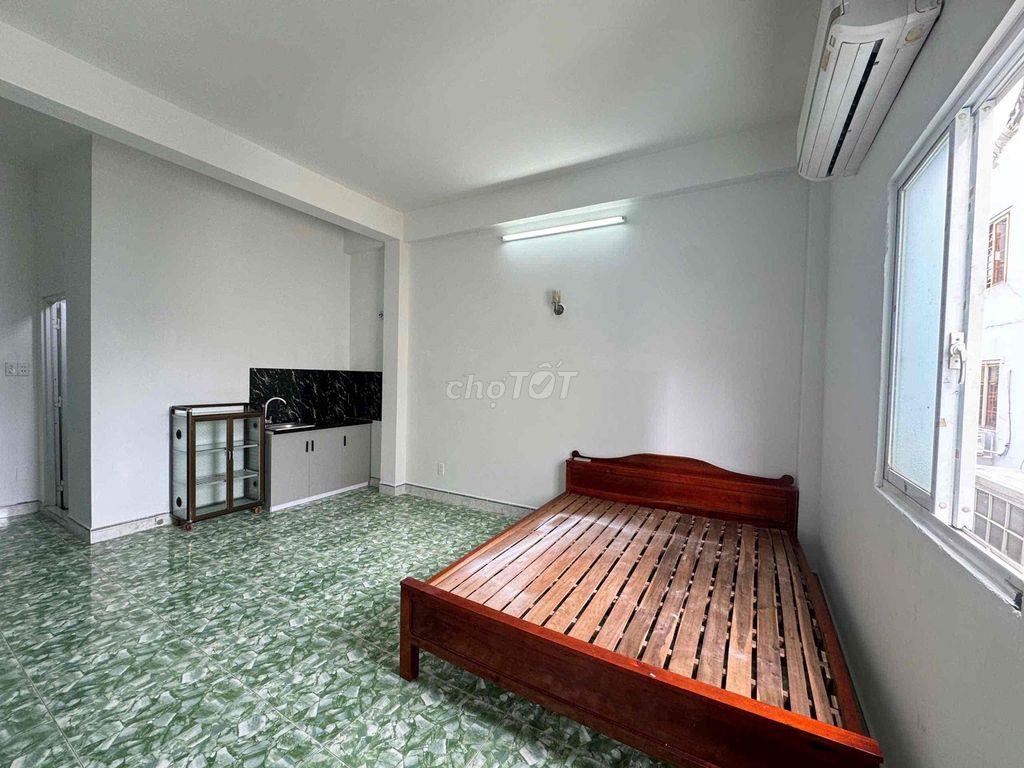 Phòng Rộng 30m2 ở đường 3 người Ngay đường Đỗ Xuân Hợp