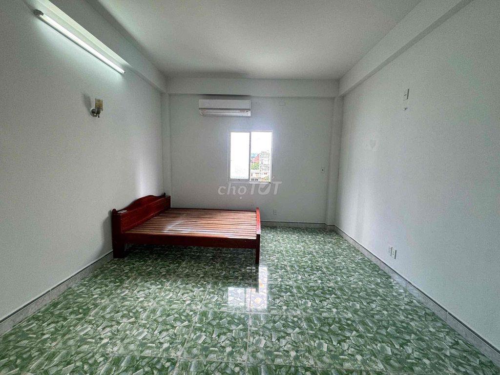 Phòng Rộng 30m2 ở đường 3 người Ngay đường Đỗ Xuân Hợp