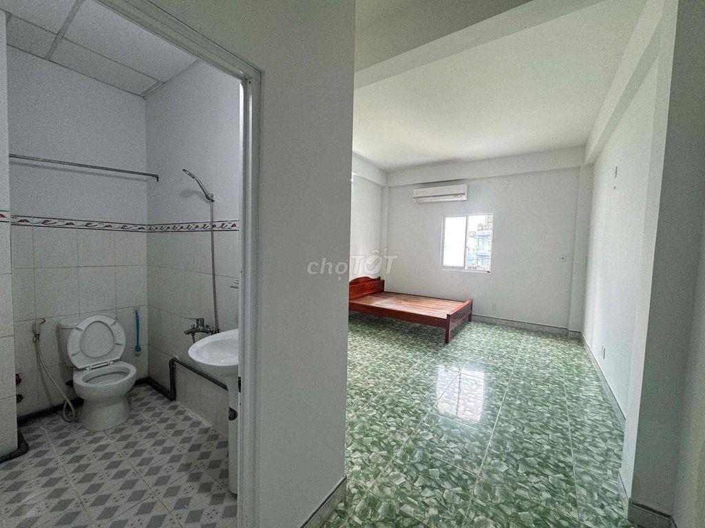 Phòng Rộng 30m2 ở đường 3 người Ngay đường Đỗ Xuân Hợp