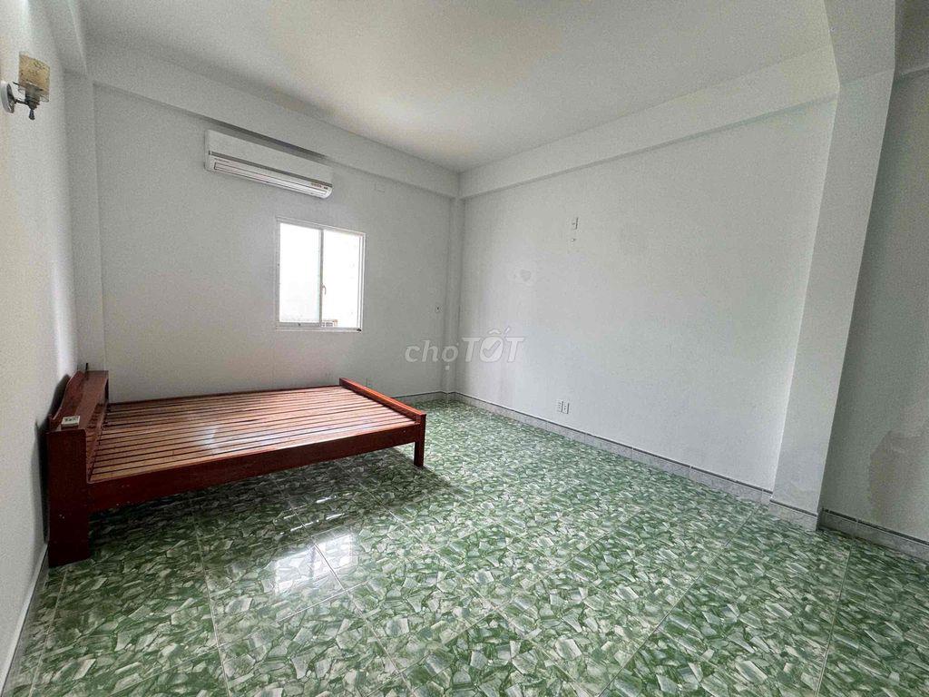 Phòng Rộng 30m2 ở đường 3 người Ngay đường Đỗ Xuân Hợp