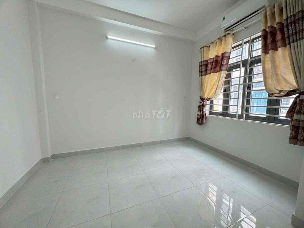 Cho Thuê Phòng Ban Công Ngay Sát Gần Trường Đại Học Văn Lang CS3