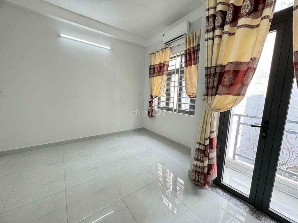 Cho Thuê Phòng Ban Công Ngay Sát Gần Trường Đại Học Văn Lang CS3