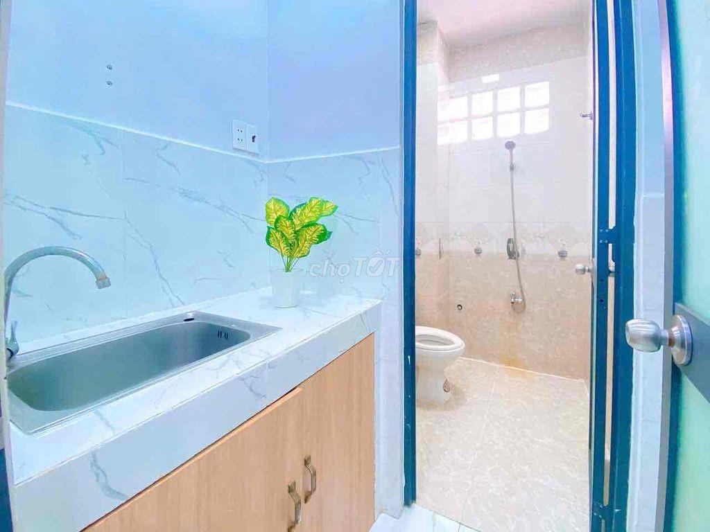 CHO THUÊ PHÒNG BAN CÔNG FULL NT GẦN SÂN BAY TSN