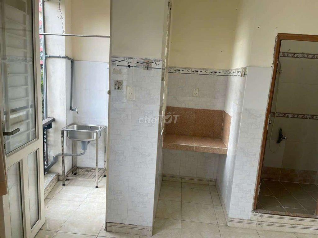 phòng cho thuê giá rẻ, có ban công, bếp, toilet riêng, wifi free.