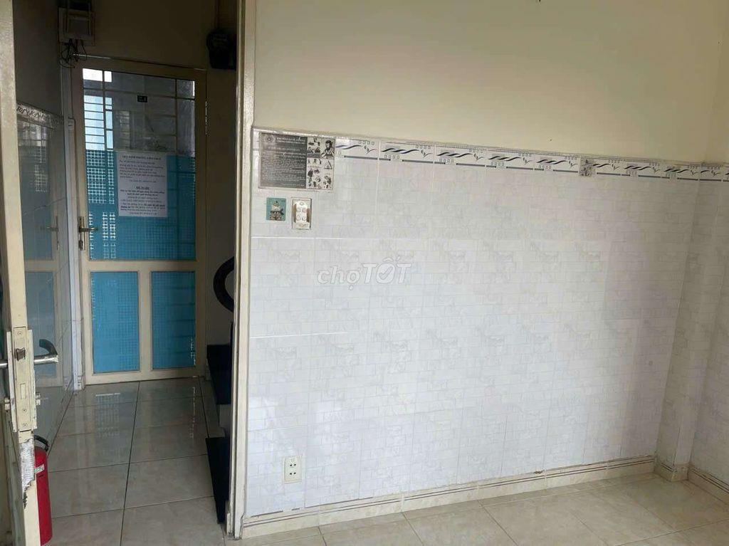 phòng cho thuê giá rẻ, có ban công, bếp, toilet riêng, wifi free.