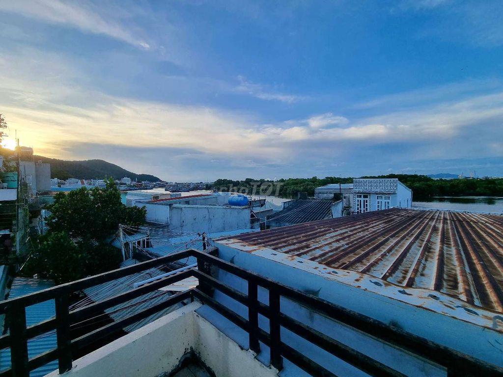 Nhà mặt tiền Trần Quốc Toản, 101m², 3PN, sân thượng thoáng