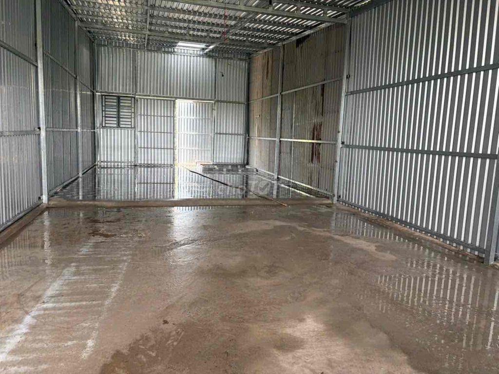 Cho thuê kho TDT. 220m2—Trần cao trống suốt Thông thoáng
