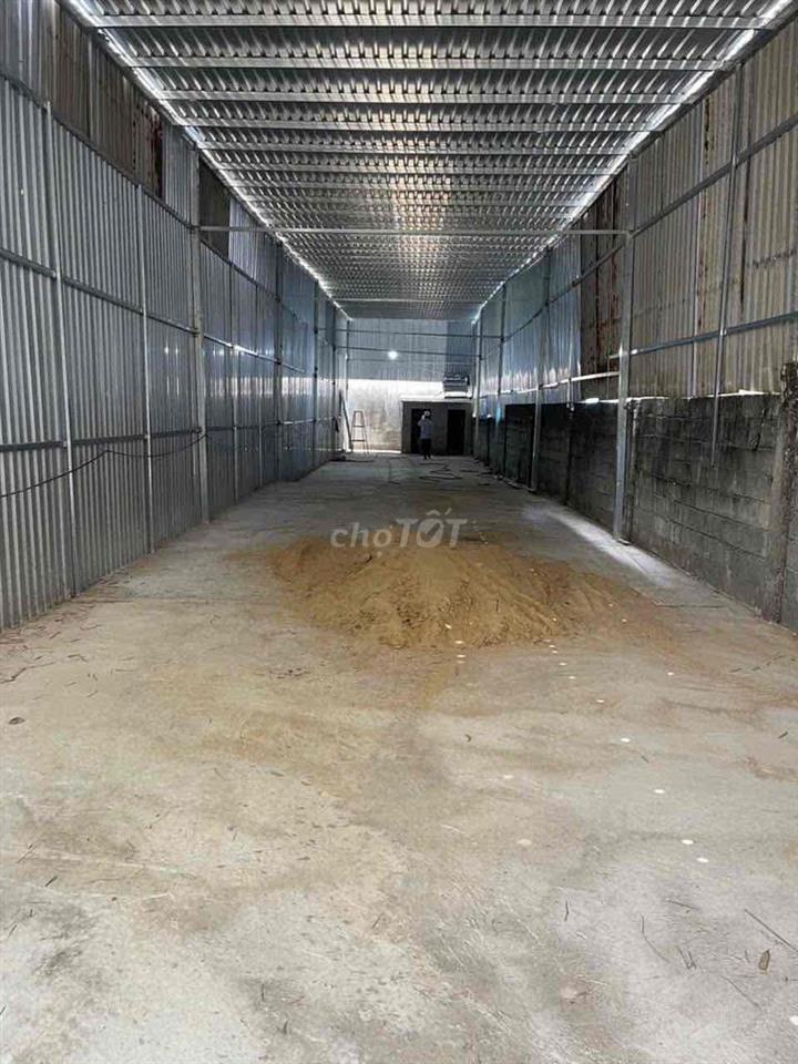 Cho thuê kho TDT. 220m2—Trần cao trống suốt Thông thoáng