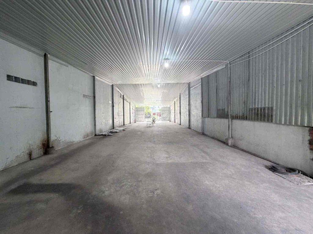 Cho thuê kho 250m2 Trống suốt thông thoáng đường xe tải
