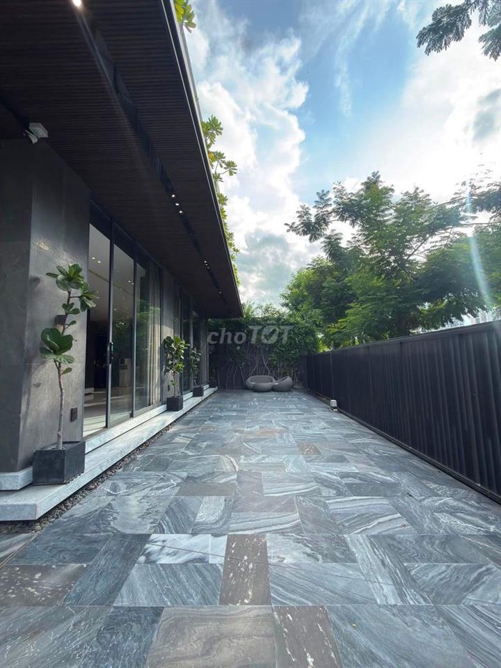 Biệt thự đã đẹp,vị trí còn đẹp hơn