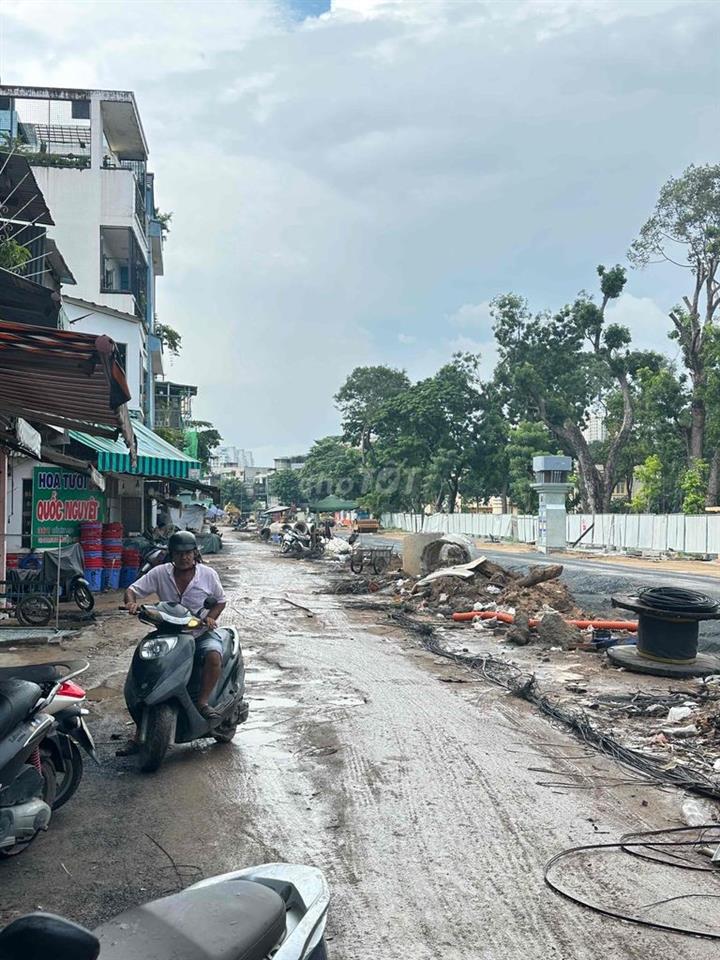 Nhà mặt tiền đối diện công viên số 1 Lý thái tổ gần mặt tiền hùng vươn