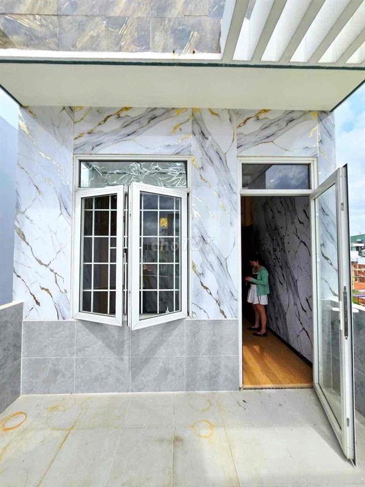 cần bán gâp nhà đep, khu dân cư yên tĩn