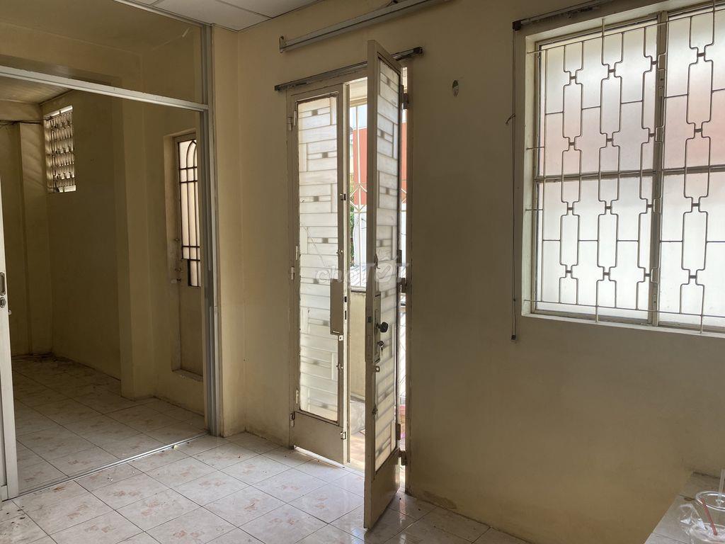 Phòng như hình gần chợ Bà Chiểu có WC riêng, ban công phơi đồ riêng 