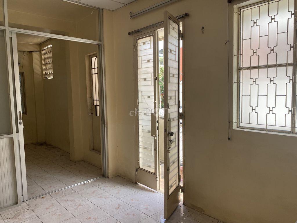 Phòng như hình gần chợ Bà Chiểu có WC riêng, ban công phơi đồ riêng 
