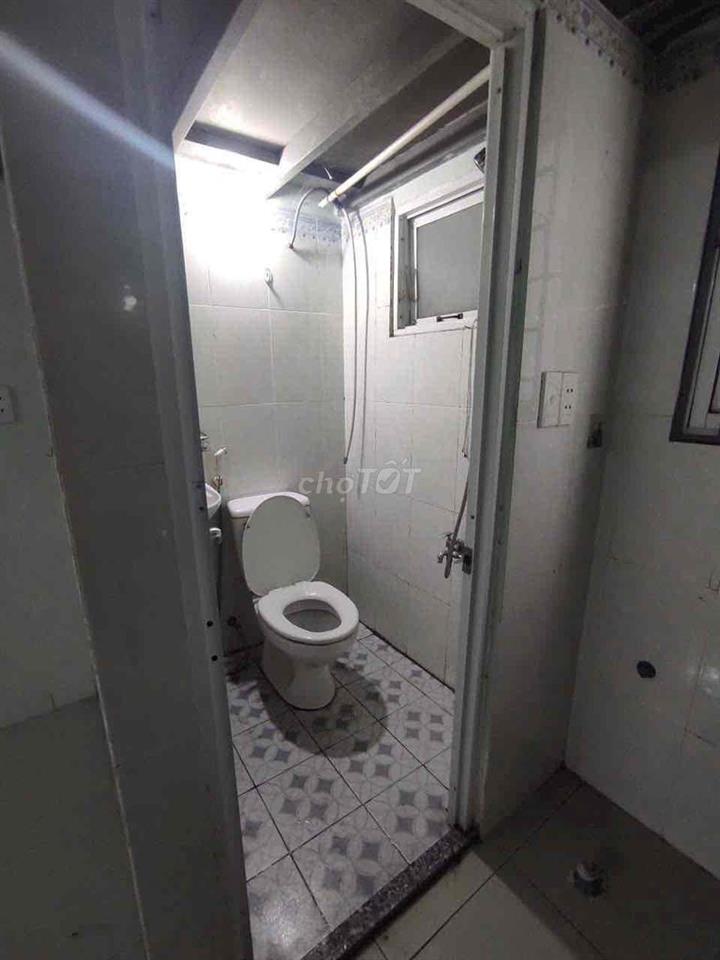 cho thuê phòng ban công thoáng mát, gần UTE, HUB
