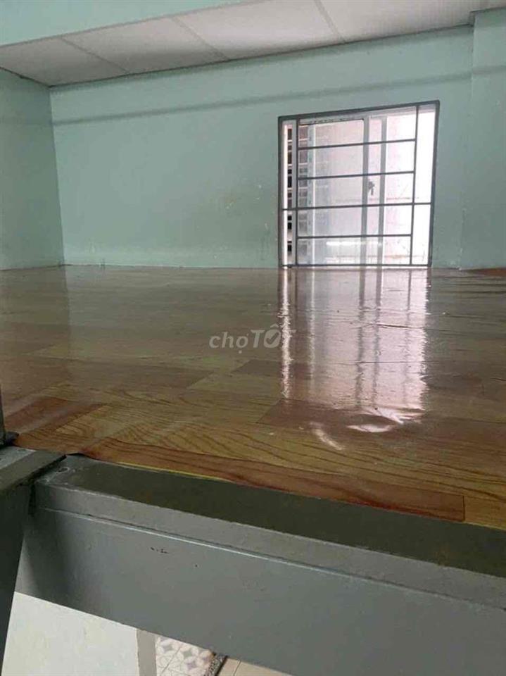 cho thuê phòng ban công thoáng mát, gần UTE, HUB