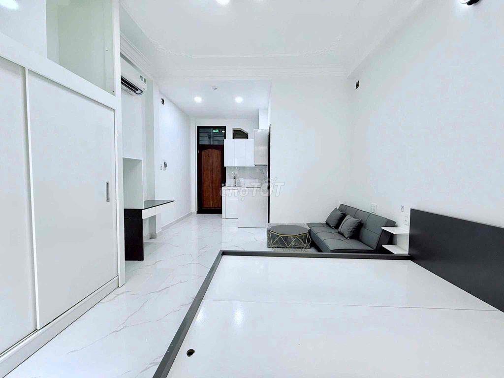 Studio rộng 30m2 - Có ban công - Ngay vòng xoay dân chủ