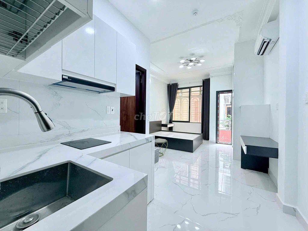 Studio rộng 30m2 - Có ban công - Ngay vòng xoay dân chủ
