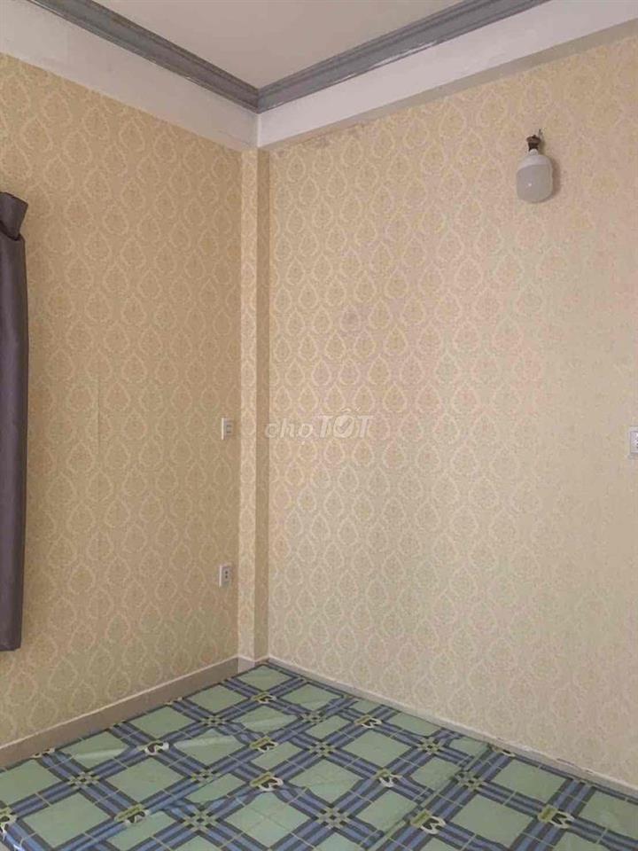 Cho nữ thuê phòng lầu 2 ( 3.5x 6m ) giá 4 triệu bao điện nước , nhà to