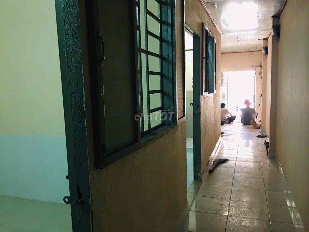 phòng trọ gần  đường lộ lớn , trường học cách ga mêtrô 500m