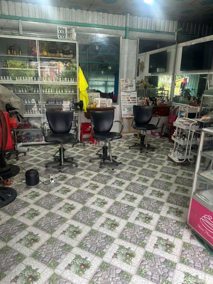 Sáng tiệm nail và tóc
