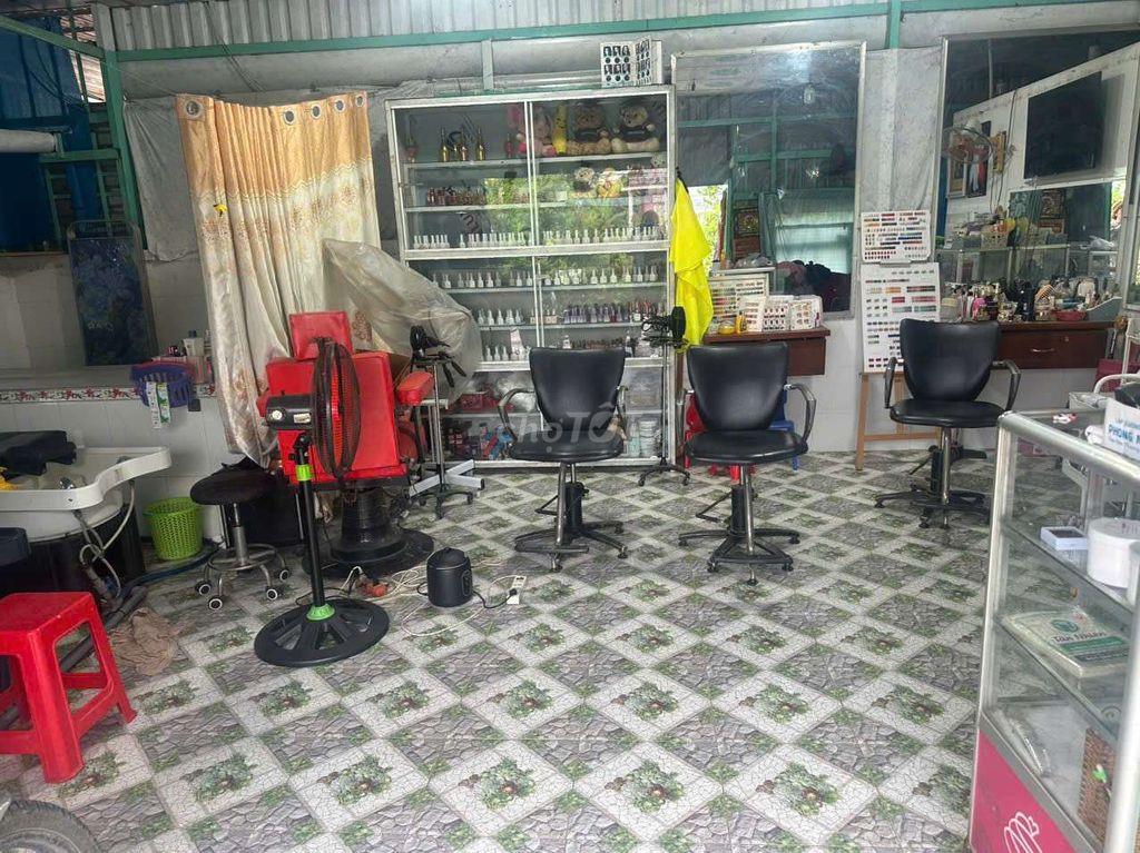 Sáng tiệm nail và tóc