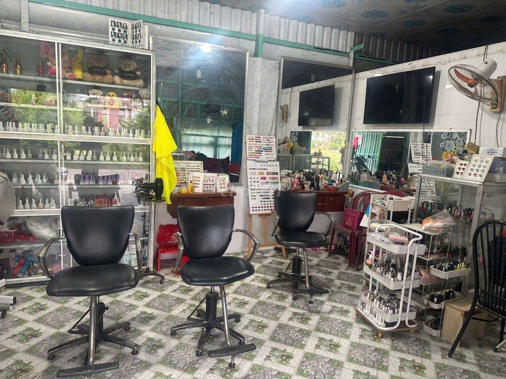Sáng tiệm nail và tóc
