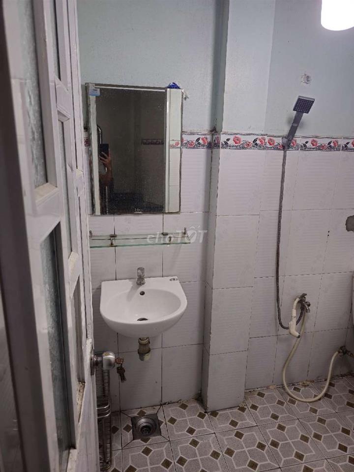 Cho thuê nhà 1 trệt 1 lầu 3 phòng ngủ sạch sẽ, hẻm huỳnh tấn phát