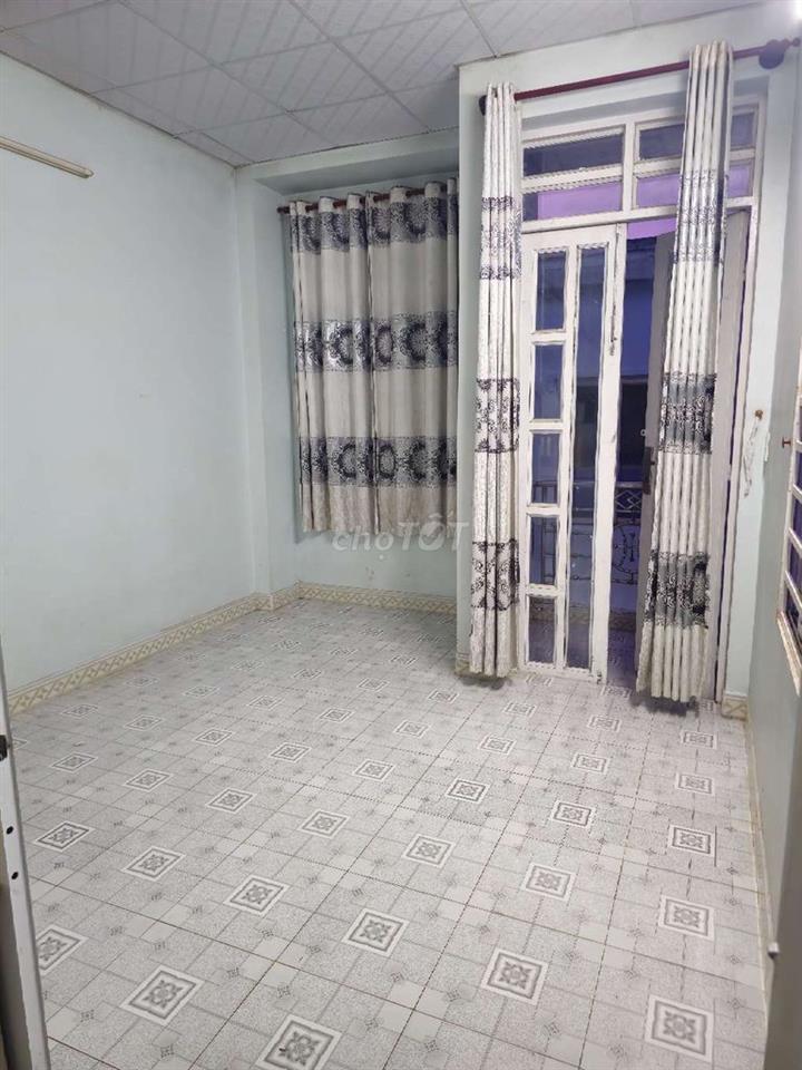 Cho thuê nhà 1 trệt 1 lầu 3 phòng ngủ sạch sẽ, hẻm huỳnh tấn phát