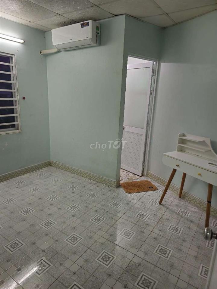 Cho thuê nhà 1 trệt 1 lầu 3 phòng ngủ sạch sẽ, hẻm huỳnh tấn phát