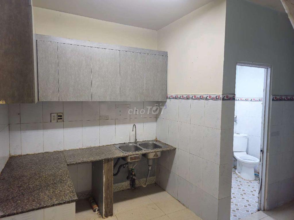 Cho thuê nhà 1 trệt 1 lầu 3 phòng ngủ sạch sẽ, hẻm huỳnh tấn phát